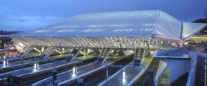 Non, ce n'est pas un vaisseau spatial, c'est la nouvelle gare des Guillemins à Liège, oeuvre de l'architecte espagnol Santiago Calatrava, un des grands représentants de l'architecture contemporaine. Il a dessiné la gare de Lyon, celle de Lisbonne ou encore la plateforme multimodale à New York sur le site de Ground Zero.